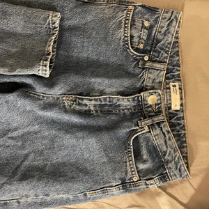 Gina jeans  - Gina straight fit jeans i en ljusblå färg 