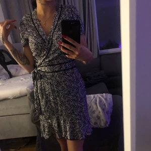 Omlottklänning - Intressekoll på denna omlottklänning. Den är riktigt fin och skön men är inte 100 om ja vill sälja den därav intresse