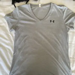 En bekväm Träningströja från Under Armour. Köparen står för frakt.