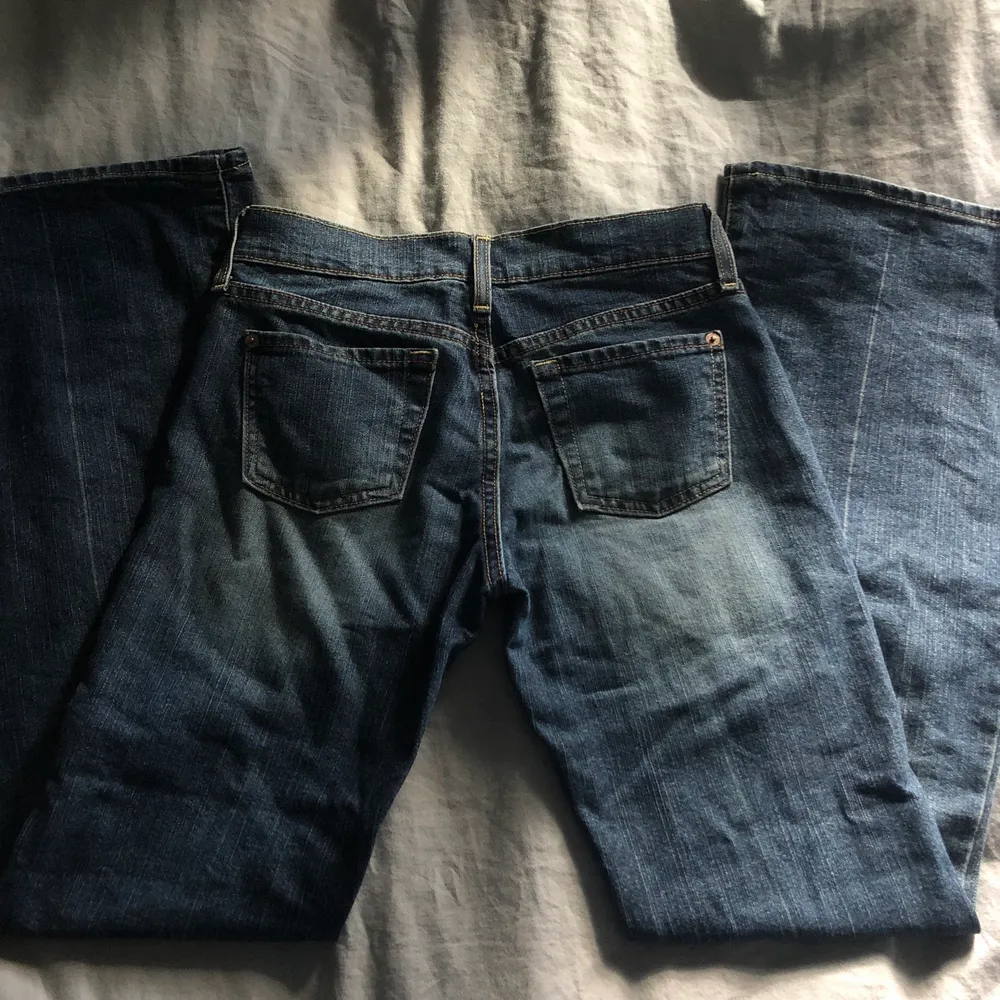 Blåa bootcut jeans som är lågmidjade. Intressekoll! Super bra skick och är veldigt fina. Jag är 164 cm lång. Kan möta upp eller posta de är upp till dig. Skriv gärna frågor om du har någon💗 köp direkt för 400. Jeans & Byxor.