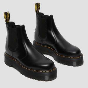 Säljer mina coola chelsea platform boots från dr martens! Använda men finns mycket kvar att ge (: