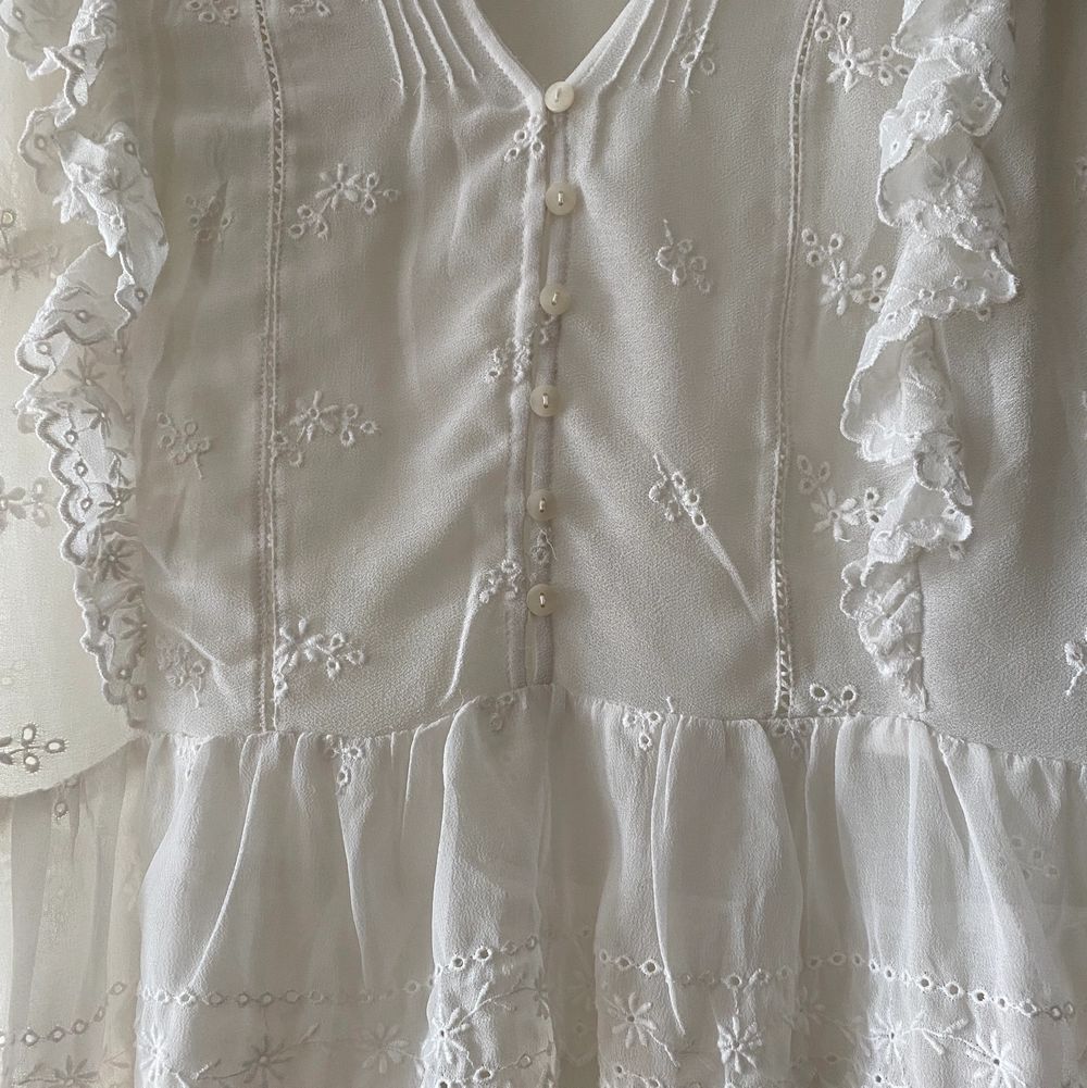 Supergullig blus med volanger, från hm men köpt för några år sedan. Säljer då den ej kommer till användning längre… Storlek 38, pris 200kr+frakt . Toppar.