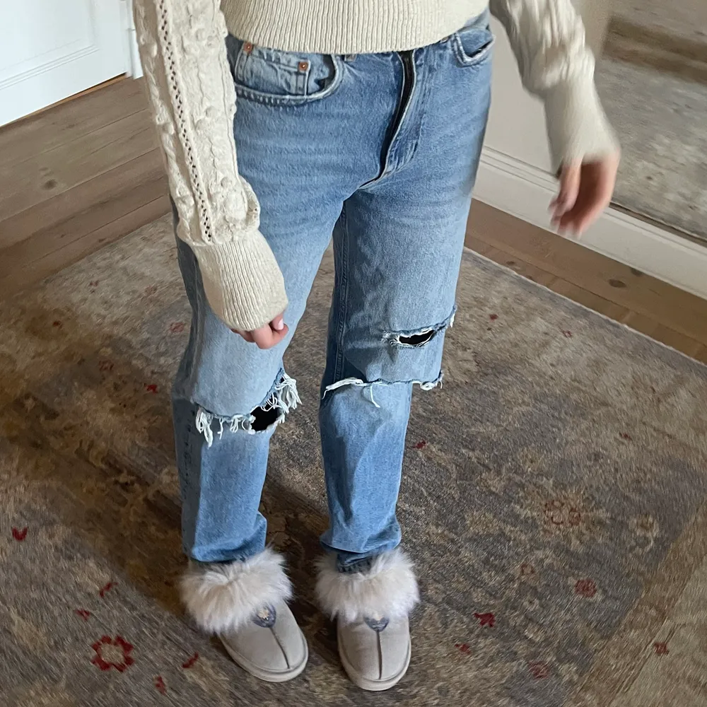 Jeans men hål från Gina tricot, använd Max 1 gång, skriv privat om du vill köpa eller frågor, storlek 32 men skulle även passa en 34💓💓. Jeans & Byxor.