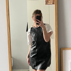 Skinnklänning - A-linjeformad skinnklänning från H&M studios. Jättefin men använder aldrig!