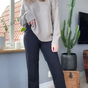 Svarta kostymbyxor  - Svarta kostymbyxor med slits längst ner🤎🤍Använda få tal gånger! Storlek smål men passar även M! 🤎🤍 superfina kontakta om ni har frågor ! 🤍🤎