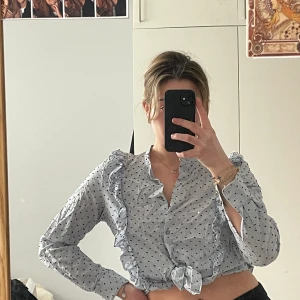 Söt blus från other stories  - Söt prickig blus från & other stories med volanger. Använd ca 3 gånger men fint skick! 