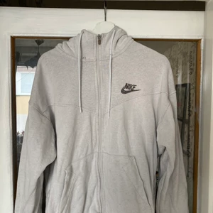Nike hoodie NY - Ny Nike hoodie, inköpt 2021 i januari men råkade tvätta den innan jag testa den och den är för stor för mig. Nypris 700