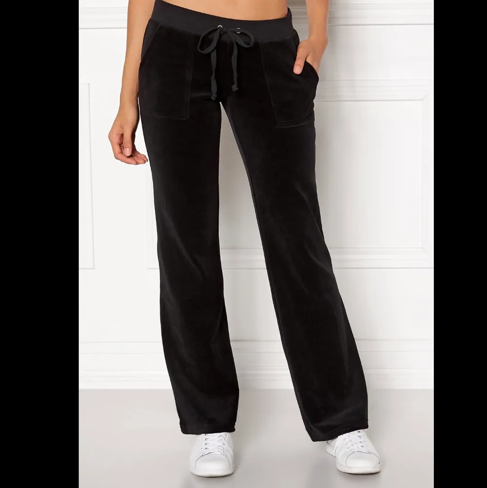 Säljer dessa svarta lågmidjade juicy couture byxor. Använda ett fåtal gånger, finns dock lite skav på två av knapparna bak men inget man tänker på. Storlek XS. Köparen står för frakten. . Jeans & Byxor.