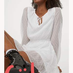 Söker denna klänning från H&M i storlek 36 eller 38 Skriv gärna om ni har en ni vill sälja :)