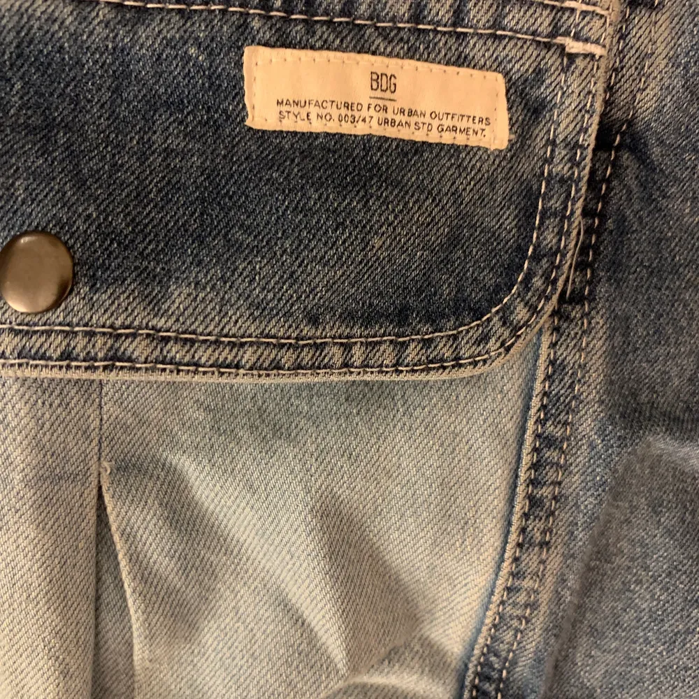 raka högmidjade jeans med fickor och olika färger från urban outfitters. jättefina detaljer. skriv för bilder/mått/detaljer, pris kan diskuteras! 💋. Jeans & Byxor.