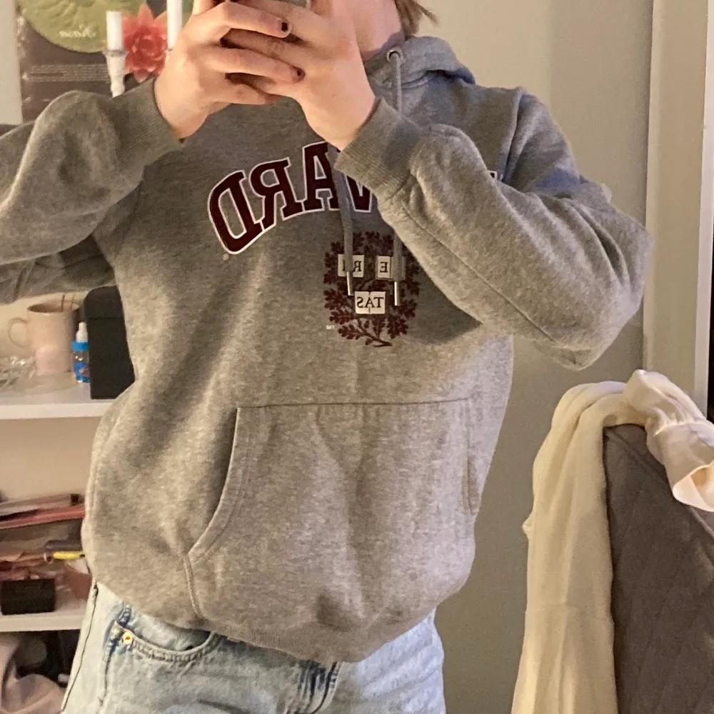 ”Harvard” hoodie från h&m🤍 köpt för ungefär 1,5/2 år sen, fortfarande i ett bra skick🤍. Hoodies.