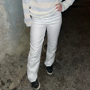 Linnebyxor  - Säljer mina fina linnebyxor i storlek xxs💖 helt oanvända med prislapp kvar (endast testade)😍 ifall fler är intresserade blir det budgivning! Om ni har några frågor skriv privat💕💕 bud: 550kr