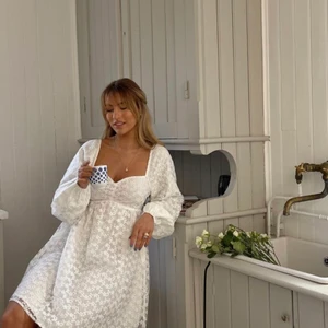 Vit klänning  - Jag säljer denna slutsålda vita klänning från Sanna Jörnviks kollektion med NA-KD, då jag köpte två storlekar och denna passade inte mig 🥰 helt oanvänd med prislapp kvar. perfekt till student eller som sommarklänning!💖 Köparen står för frakten (disskuteras privat) Pris startar på 599kr men bud går att lägga :)  