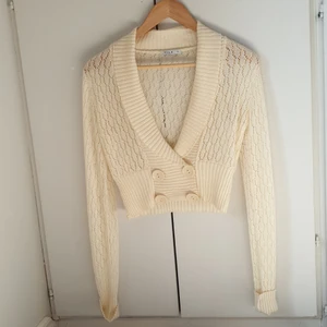 Vit kofta - Vit, tunt stickad kofta, mjukt material som sitter skönt. Storlek L men passar en som har S eller M vanligtvis🤍 knäppt med fyra knappar, hör av er vid funderingar, köparen står för frakt✨