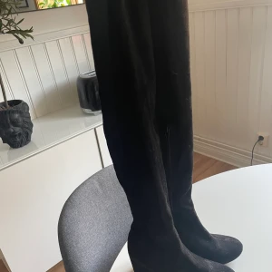  Svarta Overknee stövlar - Overknee stövlar i fint skick, endast använda vid två tillfällen.😀🥳
