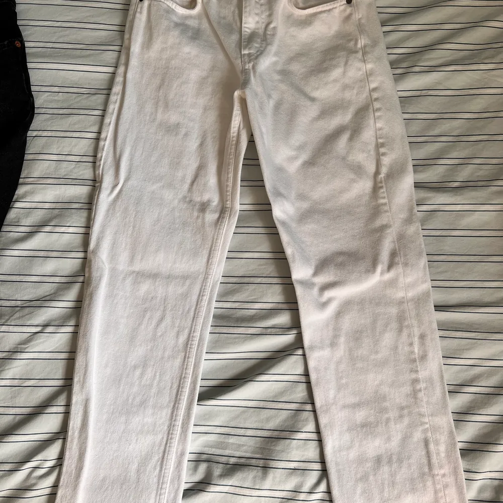 Säljer ett par vita acne Jeans som jag köpte för ett tag sedan. Säljer då jag har alldeles för många jeans så de kommer inte till någon användning utan ligger bara och dammar i garderoben. De är som nya och har inte några som helst effekter. Jätte fina, aldrig använt de. Det står inte storlek på byxorna, men passar mig som vanligtvis är 36 / S men även mindre som Xs. Jag är 161 och de är perfekt i längden.. Jeans & Byxor.