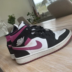 Jordans - Säljer nu mina air jordan 1 mid💗 säljer då dom inte kommer till användning längre som dom borde. Använda där av priset✨ pris kan även diskuteras vid snabb affär 💕skorna är 36,5 men passar mig som vanligtvis har 37