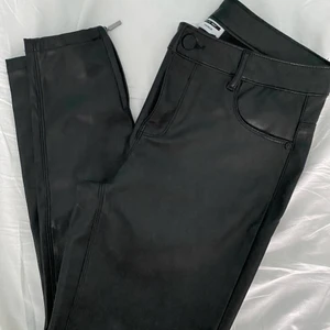 Skinnbyxor - Skinnbyxor i storlek M med längden 30. Nyskick. 