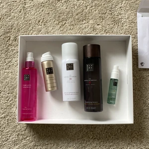 Rituals produkter - Ett torrschampo, vanligt shampoo, 24 anti-persmirant spray, parfym med HOLI SERIEN, liten parfym med jing serien.