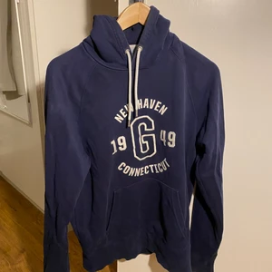 Gant, strl M - Mörkblå Ganthoodie i mycket gott skick. Storlek M i herrstorlek. 