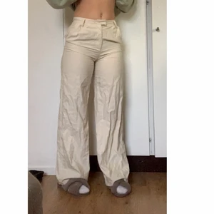 Linnebyxa - Säljer mina skitsnygga linnebyxor då de är för små för mig. Innerbenslängden är ca 80cm och midjemått stax över 70cm, finns även ett resårband i ryggen som gör midjemåttet några centimeter längre. Tveka inte att höra av dig vid frågor och om du är intresserad.