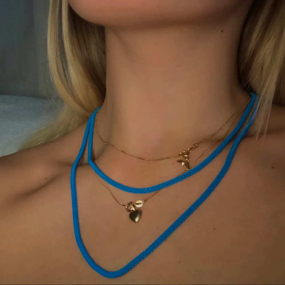 Jättefint blått ormlänks halsband köpt second hand🧚🏼‍♂️ metall aktigt material, har snurrat de två varv på bilden . Accessoarer.
