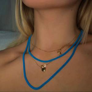 Jättefint blått ormlänks halsband köpt second hand🧚🏼‍♂️ metall aktigt material, har snurrat de två varv på bilden 