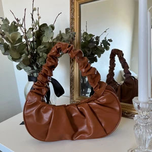 Brun väska - Brun väska som söker nytt hem🤎 oanvänd.