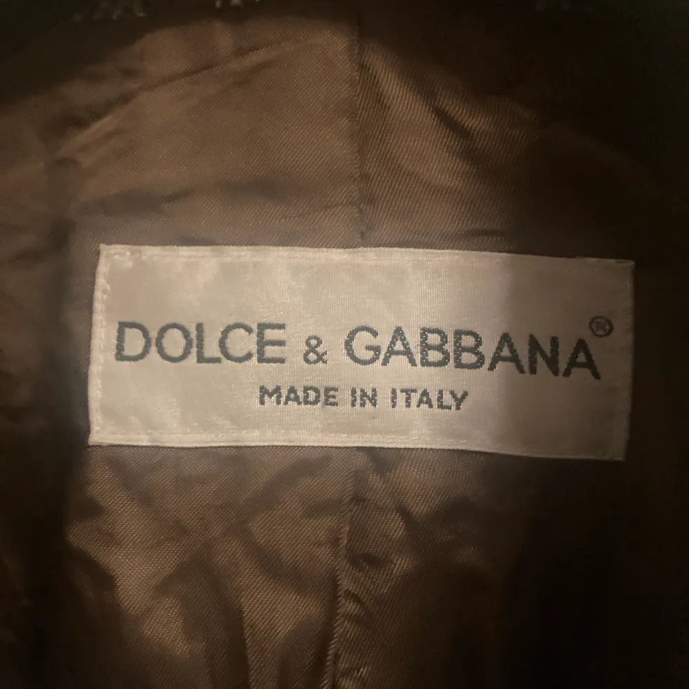 En äkta retro Dolce & Gabbana jacka i fint skick, väl bevarad i flera år, innan det är den knappt använd! . Jackor.