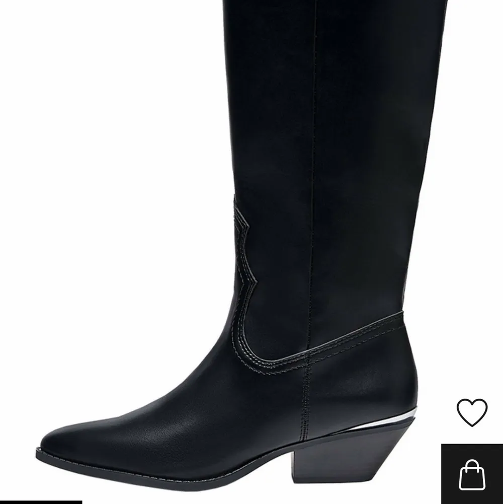 Säljer nu dessa boots för 200kr, conden är 9/10 🥰. Skor.