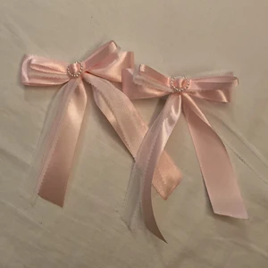 Par hårrosetter med hjärta - handmade - Handgjorda hårrosetter med spets och pärlhjärta. Super söta att ha i håret med twin/pigtails! 