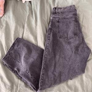 Svarta Rail jeans från Weekday, storlek 29/30. Jag är en och 163 och dem slutar vid ankeln. Kommer inte till användning. Säljer för 200kr + frakt 