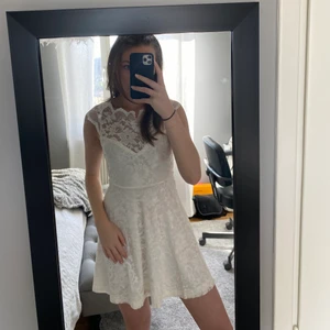 Vit klänning  - Perfekt klänning för student eller annat event. Använd en gång så är i bra skick! Materialet är lite stretchigt så passar både de som är lite  mindre och större. 