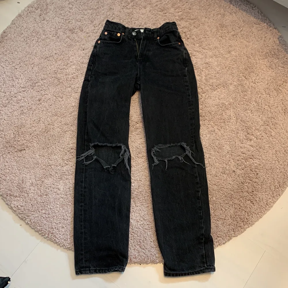 Ett par jeans från Gina tricot, bra skick inte använda mycket, säljer nu eftersom att dem är för korta på mig som är 170. Kunden står för frakten!🫶🏼. Jeans & Byxor.