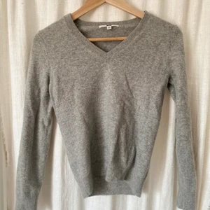Uniqlo - En 100% Kashmir tröja som är väldigt lite använd där av inga knottror! Storlek xs men jag är vanligtvis S och den passar bra på mig💕