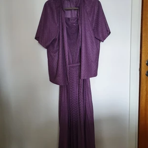 Vintageklänning - Jättefin lila vintageklänning med tillhörande blus, köpt second hand, jättefint skick! Skulle säga att den är stl M. Den är 116 cm lång. Byst och midja stretchar.