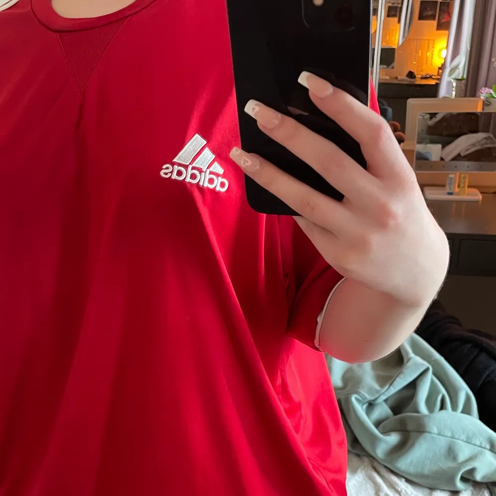 Jätte skön och fin röd Adidas t-shirt som nästan aldrig är använd, köpt på second hand! . T-shirts.
