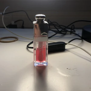 Dior - Den kända dior lip pil i färgen 001 pink, inte jätte använd då den inte kommer helt full. Jätte fint glans och ger läpparna super fin återfuktning. Nypris:400 