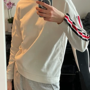 Superskön tröja! - Säljer en långärmad tröja i storlek small. Superskönt material på insidan! Tröjan är helvit med rand längs med ärmarna. Fint skick och ej slitet. Betalning sker via Swish.