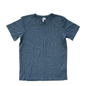 En t-shirt med mörk grön/blå nyans som glittrar. Perfekt i juletid men även under sommaren. Köpt från &Otherstories.