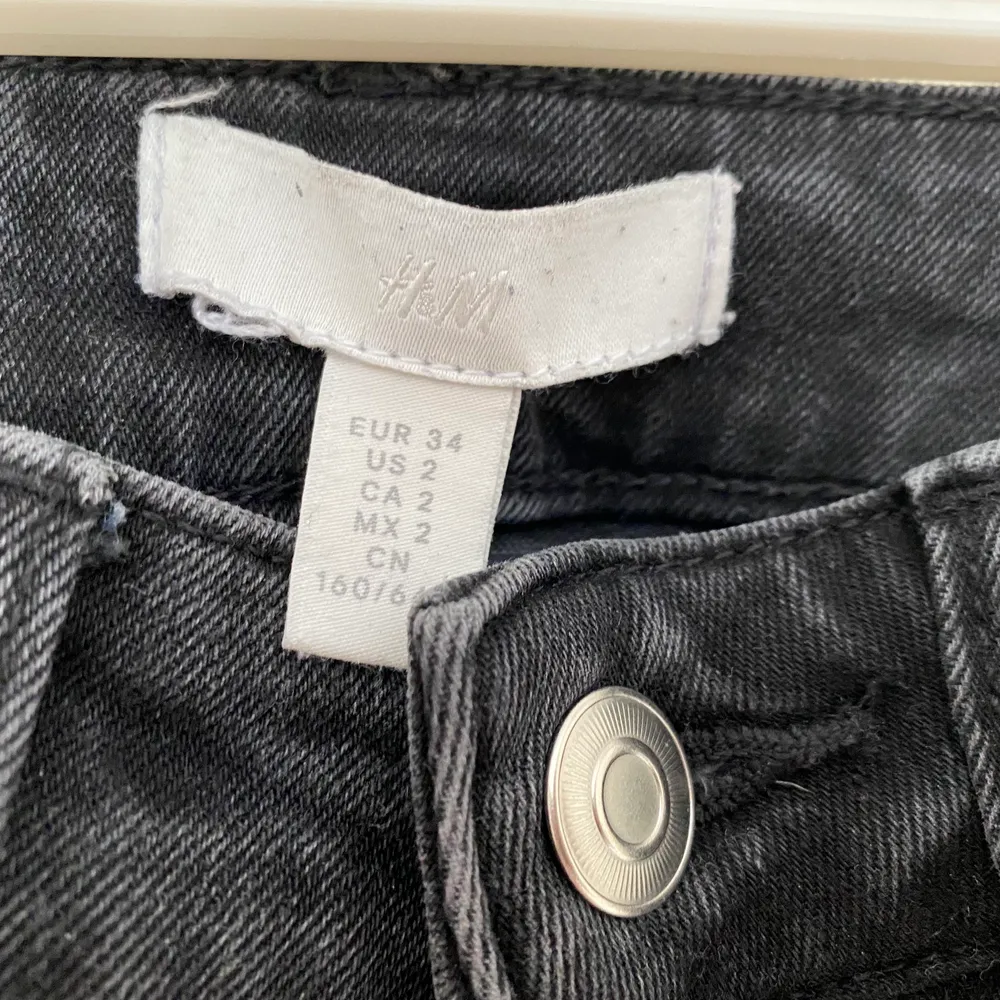 Säljer dessa jättefina svarta splitade jeans från HM i storlek 34 då de blev aningens för små på mig. De ha en liten slitnin längst ner i bak på vänstra benet därav priset, inte jätteanvända!. Jeans & Byxor.