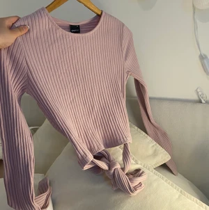 GINA TRICOT TRÖJA - Tröja som man knyter själv på baksidan helt oanvänd med lapp kvar💖 ” Emmy tie back top” i färgen kretsade lilac 💖