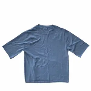 En thriftad himmelsblå t-shirt med längre ärm. 