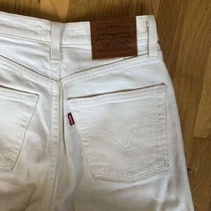 Levis Ribcage straight ankle  - Jeans från Levis i off white. Sparsamt använda. 