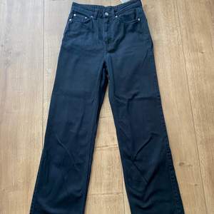 Ett par jeans från weekday i modellen rowe. I storleken 26/32. Köparen står för frakten 66kr spårbar 