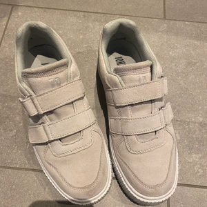 Sneakers  stl36  - Knappt använda, i bra skick. 