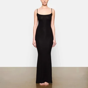 Svart skimsklänning - Intressekoll på denna populära svarta skimsklänning! Jätteskönt och stretchigt material och faller fint på kroppen:) Aldrig använd utan endast provad, så prislapp är kvar.