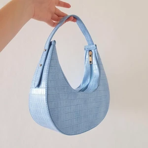 blå väska - jättefin väska som inte kom till mycket användning!