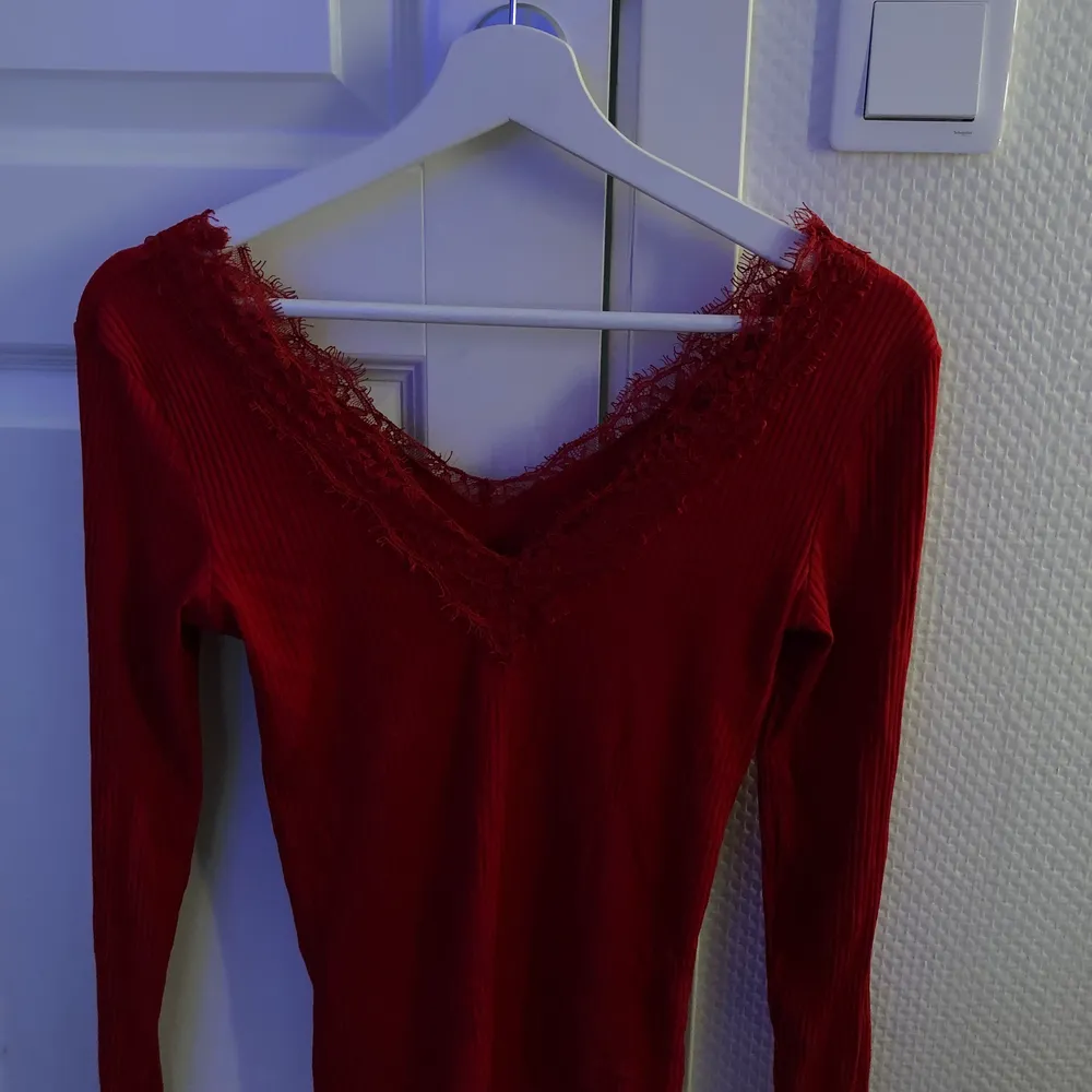 Fin röd tröja som jag aldrig använder. . Tröjor & Koftor.