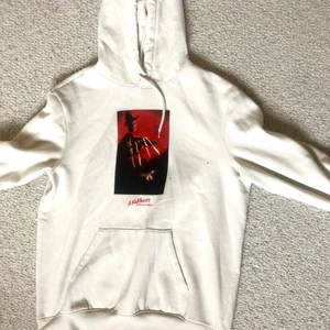 En ”a Nightmare on elm street” storlek M - Köpt på HM nästan aldrig använd. Köpt för . Mjuk och skön på insidan. Beers vitt färg 